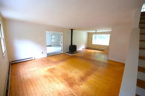 Living - 228 Yantz Hill Rd, Williston, VT 05495 photo 2 of 4