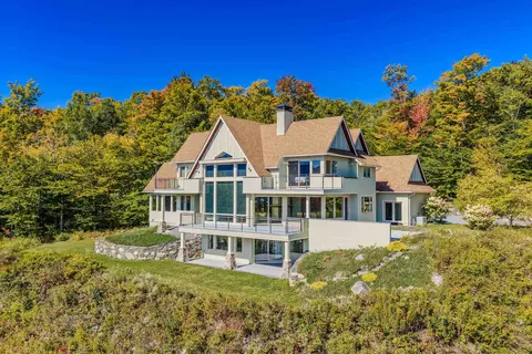 Exterior - 209 Ledgewood Dr, Bethlehem, NH 03574 photo 2 of 11