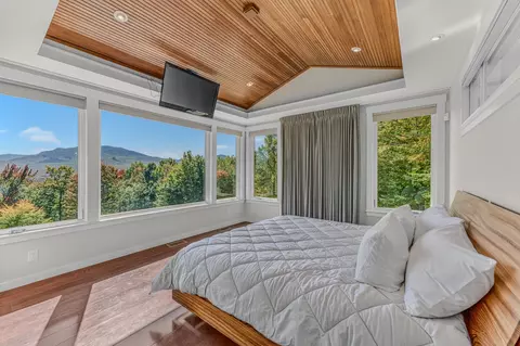 Bedroom - 209 Ledgewood Dr, Bethlehem, NH 03574 photo 4 of 11