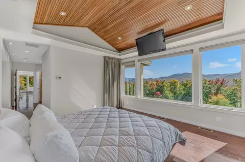 Bedroom - 209 Ledgewood Dr, Bethlehem, NH 03574 photo 3 of 11