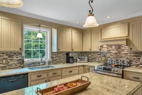 Kitchen - 25 Faith Rd, Windham, NH 03087 photo 5 of 7