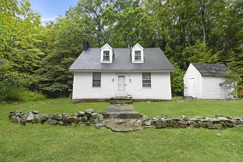 18 School House Rd, Sandown, NH 03873