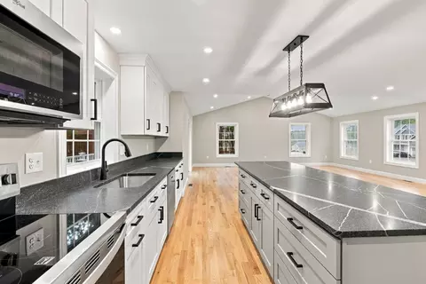 2 Blaisdell Ct, Raymond, NH 03077