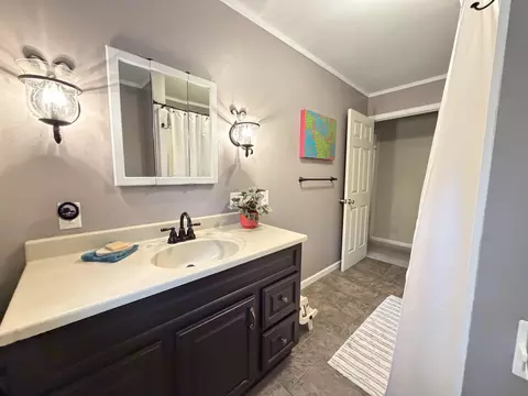 Bath - 87 Colonial Dr, Mendon, VT 05701 photo 2 of 7