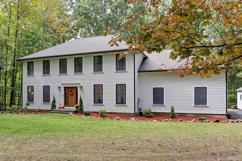 21 Oriole Dr, Bedford, NH 03110