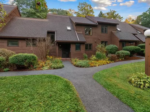 315 Acorn Ln, Shelburne, VT 05482