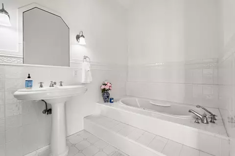 Bath - 1016 Ocean Blvd, Hampton, NH 03842 photo 3 of 4
