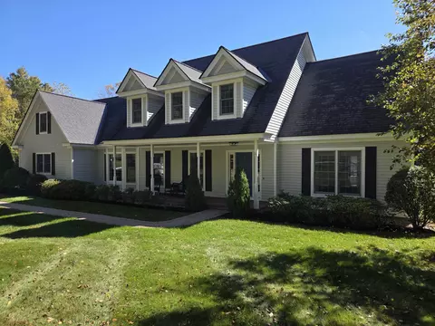 448 Village Gln, Manchester, VT 05254