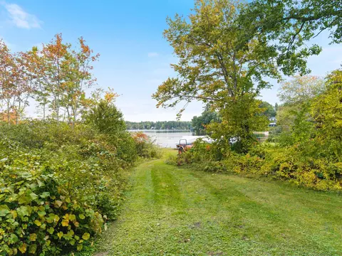 12 Holts Point Rd, Sandown, NH 03873
