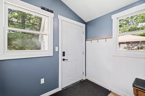 Entry Way - 38 Eayers Pond Rd, Hudson, NH 03051 photo 4 of 4