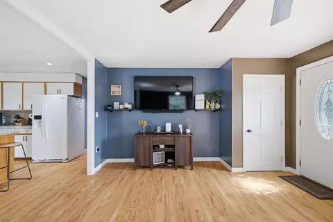 Entry Way - 38 Eayers Pond Rd, Hudson, NH 03051 photo 2 of 4