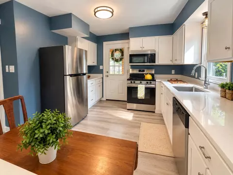695 Calef Rd, Manchester, NH 03103
