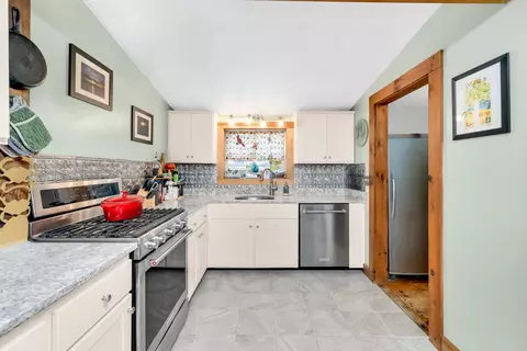 Kitchen - 22 Cobbetts Pond Rd, Windham, NH 03087 photo 2 of 3