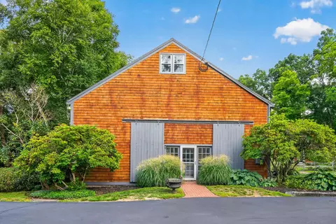 Exterior - 17 Newfields Rd, Exeter, NH 03833 photo 6 of 13