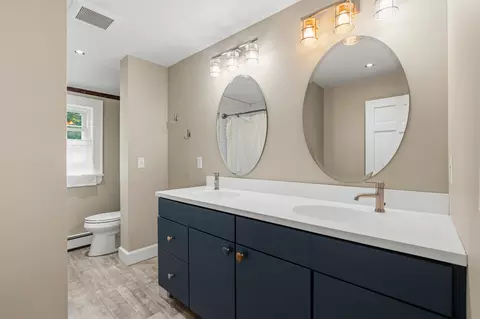 Bath - 17 Newfields Rd, Exeter, NH 03833 photo 6 of 7
