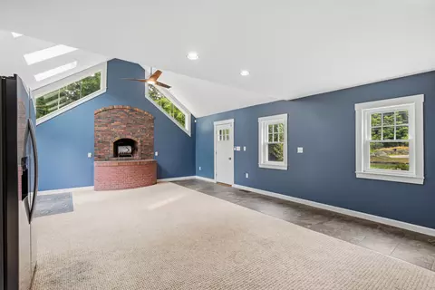 Living - 17 Newfields Rd, Exeter, NH 03833 photo 6 of 11
