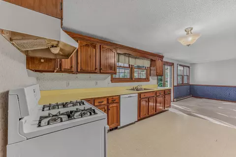 Kitchen - 105 Cooper Rd, Hebron, NH 03241 photo 2 of 3