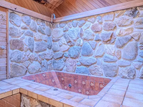 Bath - 219 Alpine Dr, Killington, VT 05751 photo 2 of 5