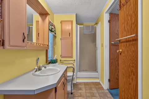 Bath - 184 South St, Springfield, VT 05156 photo 1 of 3