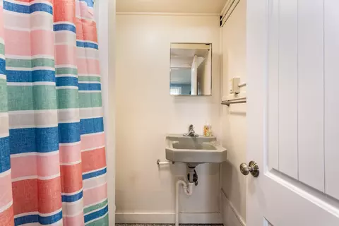 Bath - 27 Concord Ave, Hampton, NH 03842 photo 3 of 3