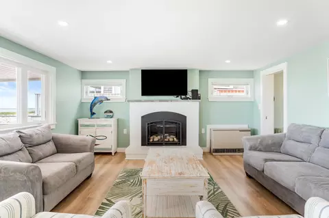 Living - 27 Concord Ave, Hampton, NH 03842 photo 2 of 13
