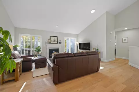 Entry Way - 7 Cardinal Ln #B, Epping, NH 03042 photo 2 of 4