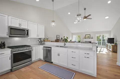 Kitchen - 7 Cardinal Ln #B, Epping, NH 03042 photo 3 of 5