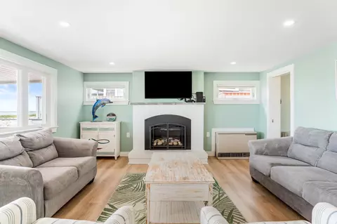 Living - 27 Concord Ave #27, Hampton, NH 03842 photo 2 of 5