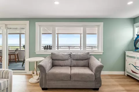 Living - 27 Concord Ave #27, Hampton, NH 03842 photo 4 of 5