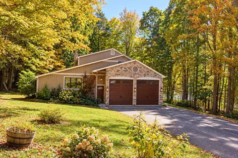 55 Mcintosh Ln, Bennington, VT 05201