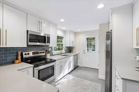 Kitchen - 2 Carroll Cir, Derry, NH 03038 photo 3 of 5