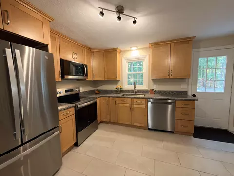 Kitchen - 91 Fordway Ext # B, Derry, NH 03038 photo 4 of 5