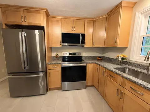 Kitchen - 91 Fordway Ext # B, Derry, NH 03038 photo 3 of 5