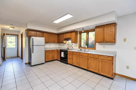 Kitchen - 196 Fordway Ext, Derry, NH 03038 photo 2 of 3