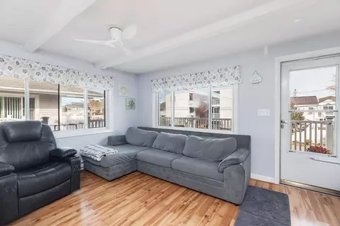 Living - 16 Whitten St #4, Hampton, NH 03842 photo 1 of 2