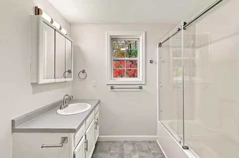 Bath - 125 Sullivan St #A, Berwick, ME 03901 photo 2 of 3