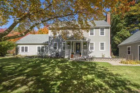 4 Copperfield Ln, Londonderry, NH 03053