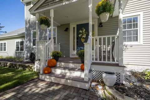 4 Copperfield Ln, Londonderry, NH 03053