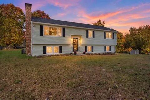 120 Mooresville Rd, Manchester, NH 03103