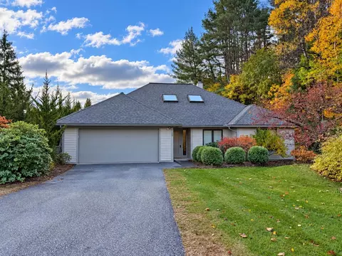 28 Iris Way, White River Junction, VT 05001