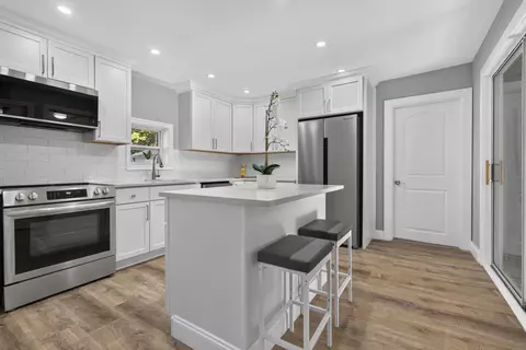 16 Norton St, Derry, NH 03038