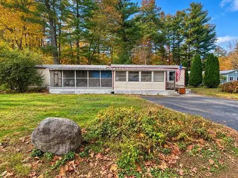 16 Lunar Ln, Nashua, NH 03062