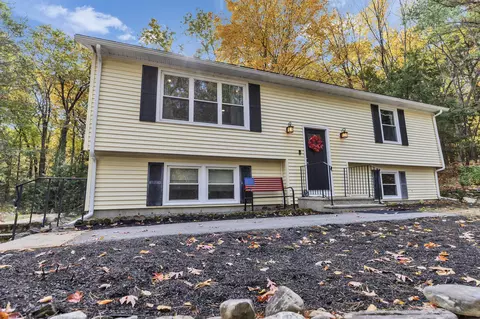 40 Heath St, Newton, NH 03858