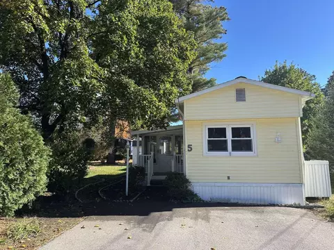 5 Shadycrest Dr, Nashua, NH 03062