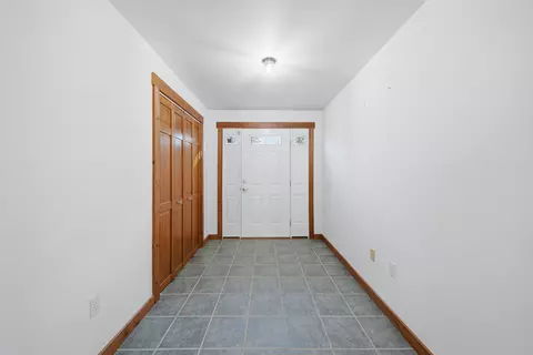 Entry Way - 49 Deerfield Rd, Nottingham, NH 03290 photo 2 of 3