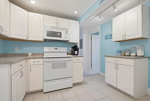 Kitchen - 43 Seabury #43, Hampton, NH 03842 photo 3 of 5