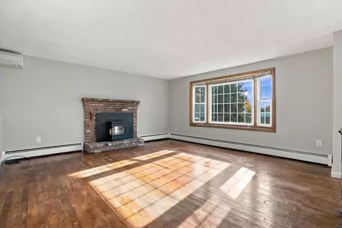 Living - 3 Martha Dr, Derry, NH 03038 photo 2 of 7