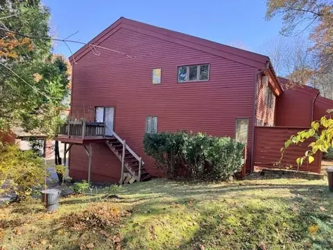 9 Robin Way, Brattleboro, VT 05301