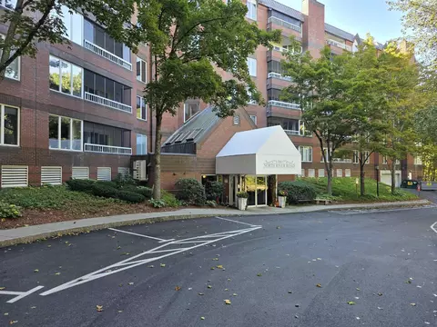 300 River Rd #213, Manchester, NH 03104