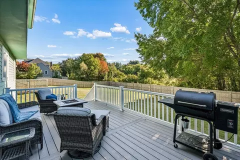 Exterior - 33 Londonderry Rd, Windham, NH 03087 photo 4 of 12